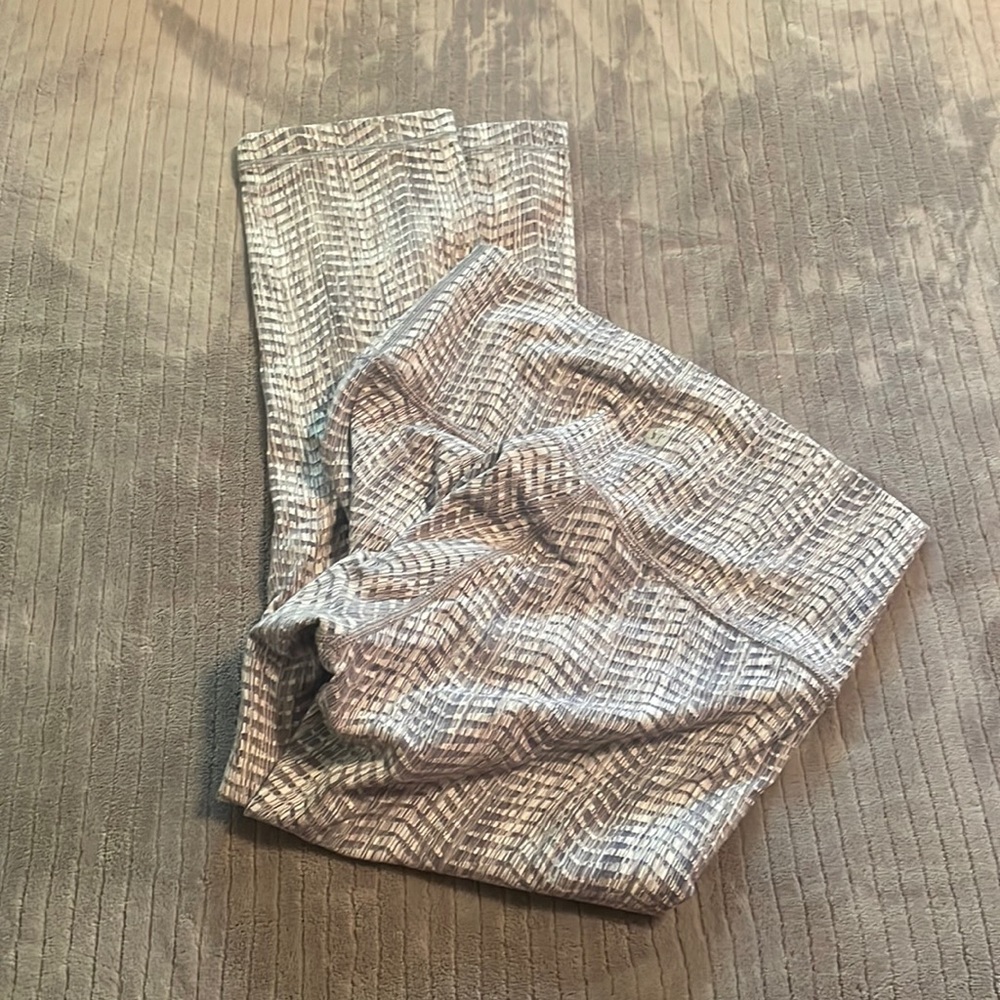 Lululemon leggings cropped size 6